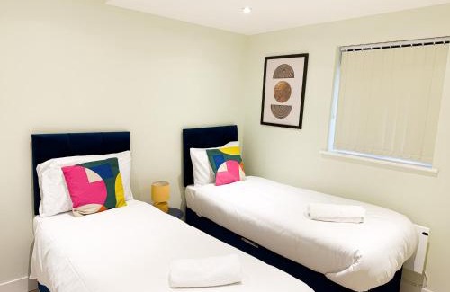 Huntingdon Apartment | 2 Bedroom Duplex's in Huntingdon - Built for Contractors & Professionals - Balcony - WiFi - Fully Equipped Kitchen - Smart TV - Ideal for Work Stays - Long Projects