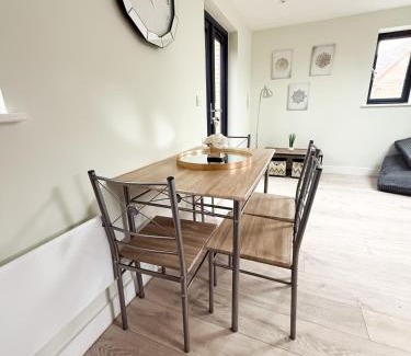 Huntingdon Apartment | 2 Bedroom Duplex's in Huntingdon - Built for Contractors & Professionals - Balcony - WiFi - Fully Equipped Kitchen - Smart TV - Ideal for Work Stays - Long Projects