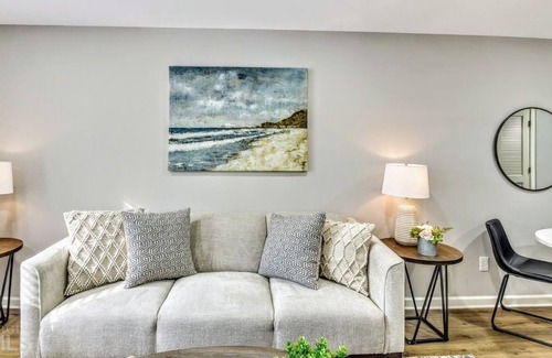 Austell Apartment | 2 Bedroom Duplex triplex L-554127 by Houzlet