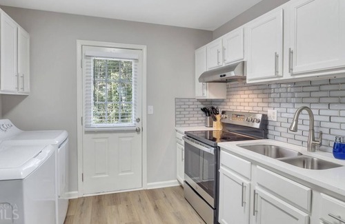 Austell Apartment | 2 Bedroom Duplex triplex L-554127 by Houzlet