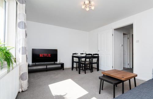 Clydebank Apartment | 2 Bedroom Flat - Free Parking