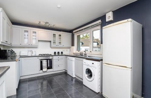 Clydebank Apartment | 2 Bedroom Flat - Free Parking