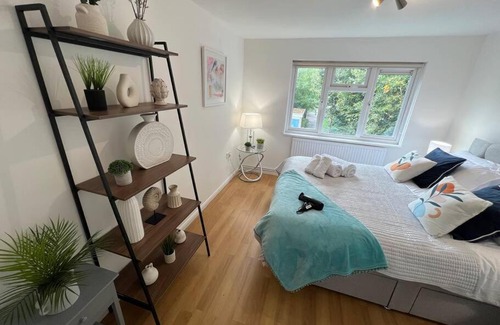 Haversham Apartment | 2 Bedroom Flat, Free Parking & Wi-Fi