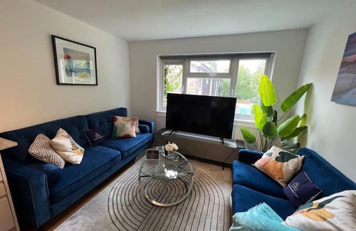 Haversham Apartment | 2 Bedroom Flat, Free Parking & Wi-Fi