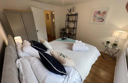 Haversham Apartment | 2 Bedroom Flat, Free Parking & Wi-Fi