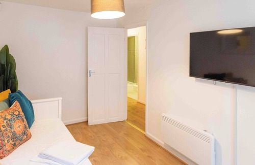 Shoreditch Apartment | 2 Bedroom Flat in Haggerston. 1 min to the Station (Windrush Line).