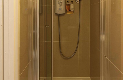 Shoreditch Apartment | 2 Bedroom Flat in Haggerston. 1 min to the Station (Windrush Line).