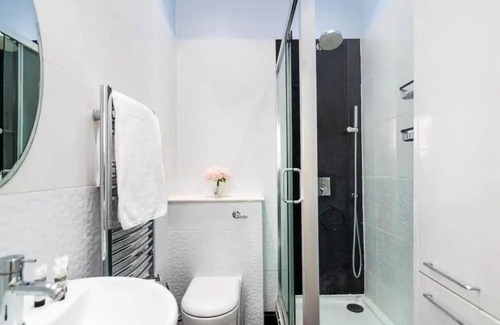 North Kensington Apartment | 2 Bedroom flat near Notting Hill - with terrace