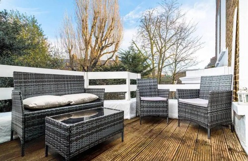North Kensington Apartment | 2 Bedroom flat near Notting Hill - with terrace