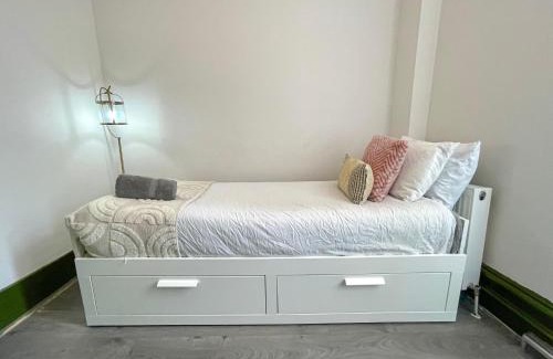Askew Apartment | 2-Bedroom Flat with Free Wifi near Shepherds Bush, O2 Shepherds Bush Empire, Westfield, White City