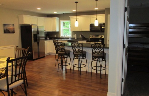Beulah Apartment | 2 Bedroom, Full Kitchen, Dining Room, Living Room, Large Deck, Jacuzzi -Sleeps 8