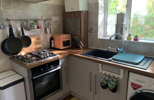 Ealing Common Apartment | 2 bedroom Garden Flat, great links to Heathrow and London
