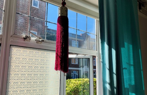 Ealing Common Apartment | 2 bedroom Garden Flat, great links to Heathrow and London