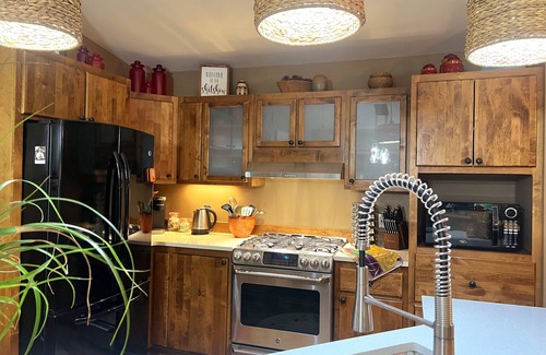 Port Angeles Apartment | 2 Bedroom Hiker's Getaway; Just 10 minutes to ONP hiking and lakes; Sleeps 4