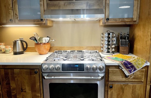 Port Angeles Apartment | 2 Bedroom Hiker's Getaway; Just 10 minutes to ONP hiking and lakes; Sleeps 4