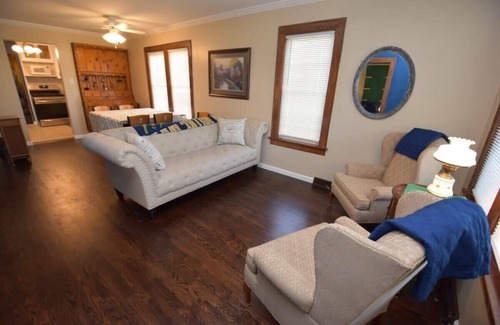 South Bend House | 2 bedroom home 10 mins from Notre Dame(626)