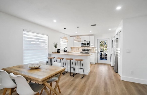 Iona House | 2 Bedroom Home in Fort Myers by Sanibel & Beaches, Private, WiFi, AC, Sleeps 6