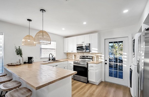 Iona House | 2 Bedroom Home in Fort Myers by Sanibel & Beaches, Private, WiFi, AC, Sleeps 6