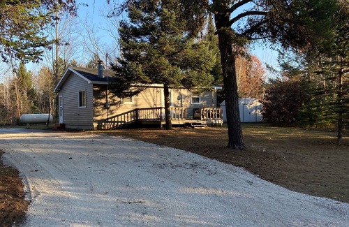 Crivitz Cottage | 2-bedroom house/cottage Sleeps 6