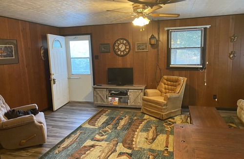Crivitz Cottage | 2-bedroom house/cottage Sleeps 6