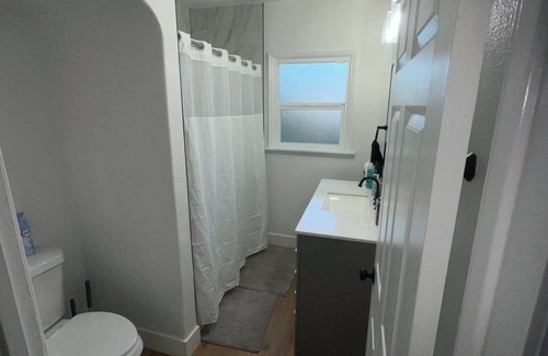 Roosevelt House | 2-bedroom house in charming Fresno with WiFi, AC, fitness room