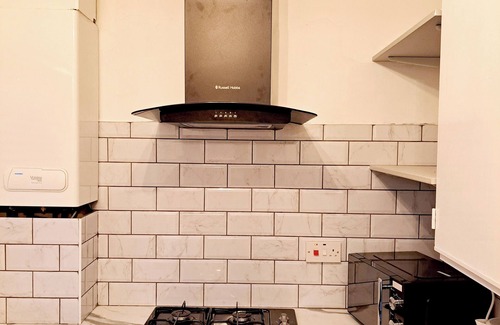 Leeds House | 2 Bedroom House in Leeds - Sleeps 5, WiFi, Parking