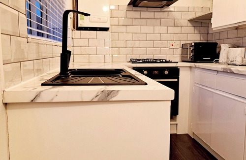 Leeds House | 2 Bedroom House in Leeds - Sleeps 5, WiFi, Parking