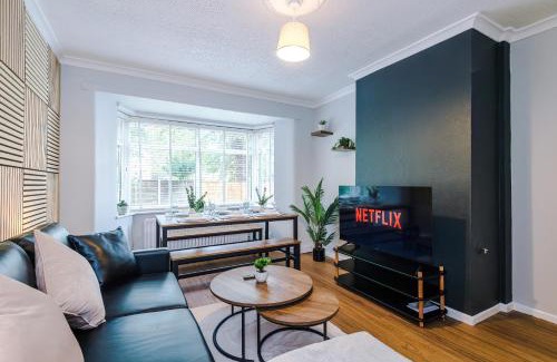 Broadheath House | 2 Bedroom House Near Manchester Airport with Free Parking, Ideal for Travellers and Contractors - Hosted by Eason Stays