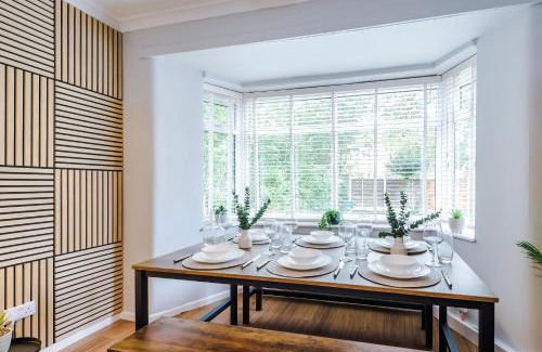Broadheath House | 2 Bedroom House Near Manchester Airport with Free Parking, Ideal for Travellers and Contractors - Hosted by Eason Stays