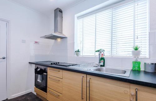 Broadheath House | 2 Bedroom House Near Manchester Airport with Free Parking, Ideal for Travellers and Contractors - Hosted by Eason Stays
