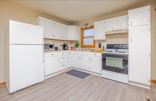 Des Moines House | 2 Bedroom House with Outdoor Oasis Near Downtown