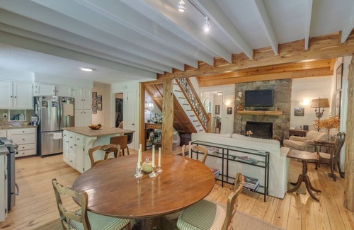 Mirror Lake House | 2-Bedroom House with Spacious Outdoor Living area in Mirror Lake neighborhood