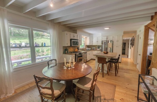 Mirror Lake House | 2-Bedroom House with Spacious Outdoor Living area in Mirror Lake neighborhood