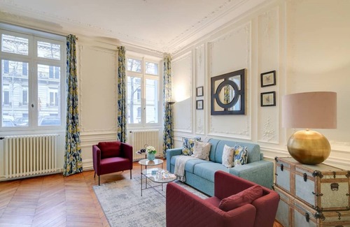 8th Arrondissement Apartment | 2 bedroom in Champs Elysees-Near Shopping Centre