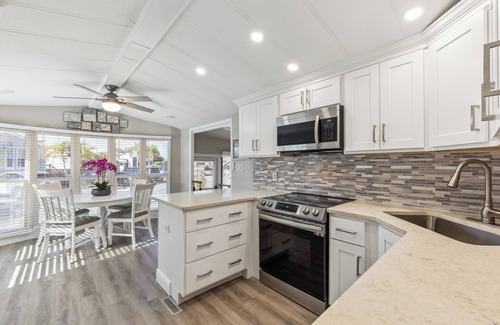Biggar House | 2-bedroom in South Fort Myers close to the beach in 55+ Resort Community
