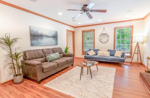 Cary House | 2 Bedroom ,King Bed,Tvs, Kids essentials, office, Grill, Crib, in Bond park