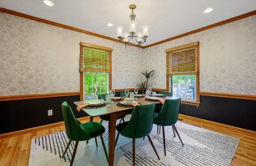 Cary House | 2 Bedroom ,King Bed,Tvs, Kids essentials, office, Grill, Crib, in Bond park