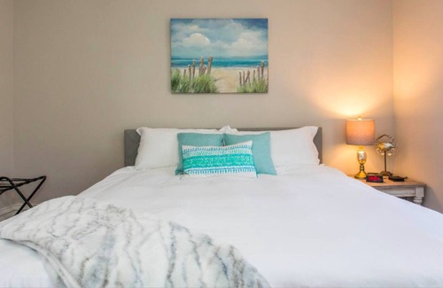 Libertyville House | 2 Bedroom ★ King Beds ★ Near Libertyville