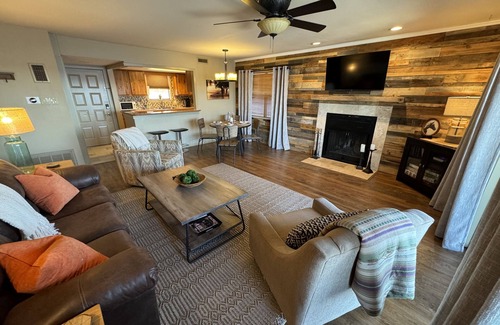 Lake Hamilton Condo | 2 bedroom lakefront Lake Hamilton condo with boat slip, minutes to Oaklawn.