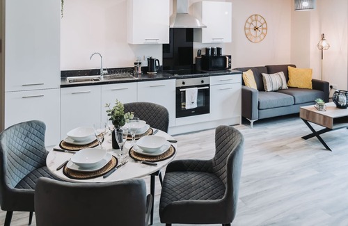 Manchester Apartment | 2 Bedroom Modern Apartment Sleeps 5