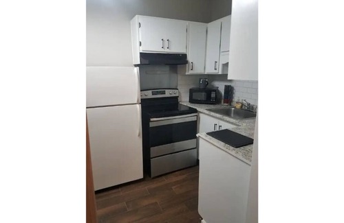 Thomas Square House | 2-bedroom off street parking, heart of Starland.!