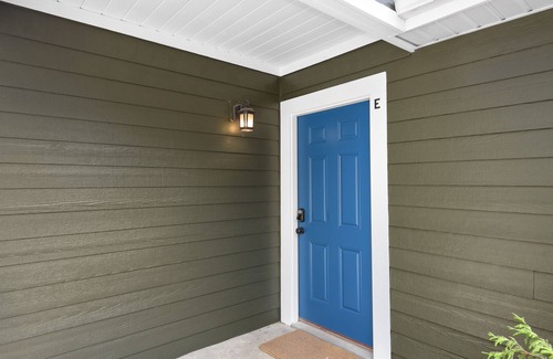 Woodfin Apartment | 2 Bedroom Pet Friendly Apt w/full kitchen; Private fenced Backyard; Great Wifi
