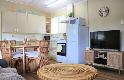 Barmera House | 2 bedroom pet friendly cottage right next to the lake