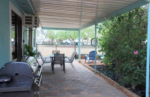 Barmera House | 2 bedroom pet friendly cottage right next to the lake