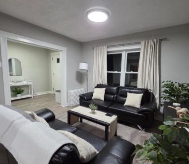 Everett Apartment | 2 Bedroom's, 1 Bathroom,10min-Airport & Boston, 7min-EncoreCasino