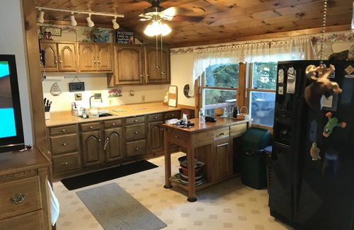 Lyman Cottage | 2 Bedroom Seasonal Lakefront Cottage