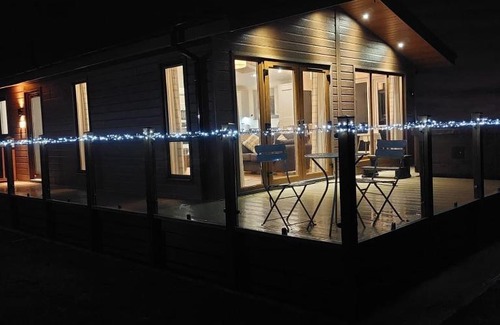 Lochwinnoch House | 2 Bedroom Sleeps 4 Lodge-Smart Tv-Hot tub-Dogs Ok