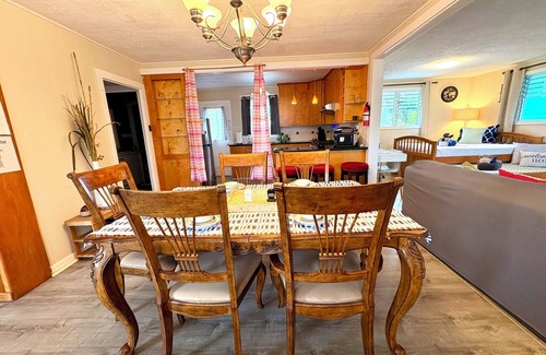 Hilo House | 2 bedroom spacious house (upstairs unit) in the heart of Hilo town
