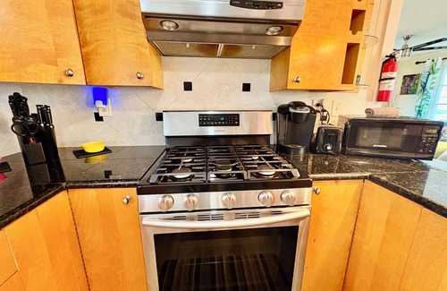 Hilo House | 2 bedroom spacious house (upstairs unit) in the heart of Hilo town