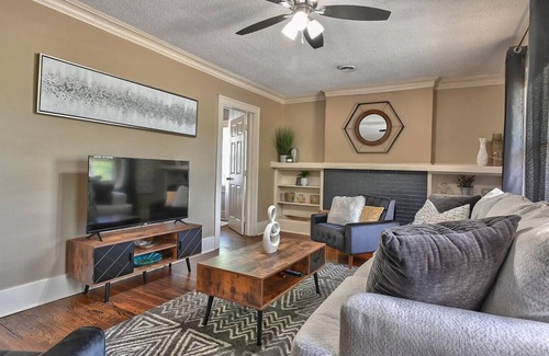 South Kansas City Apartment | 2 Bedroom Stunner near Country Club Plaza
